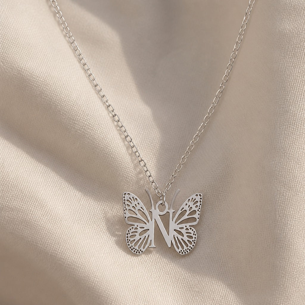Pendentif en Lettre Initiale Papillon