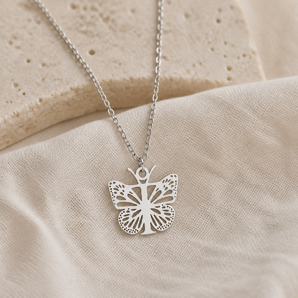 Pendentif en Lettre Initiale Papillon