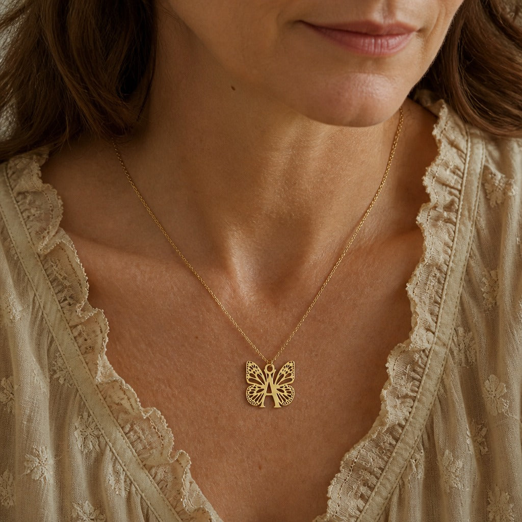 Pendentif en Lettre Initiale Papillon
