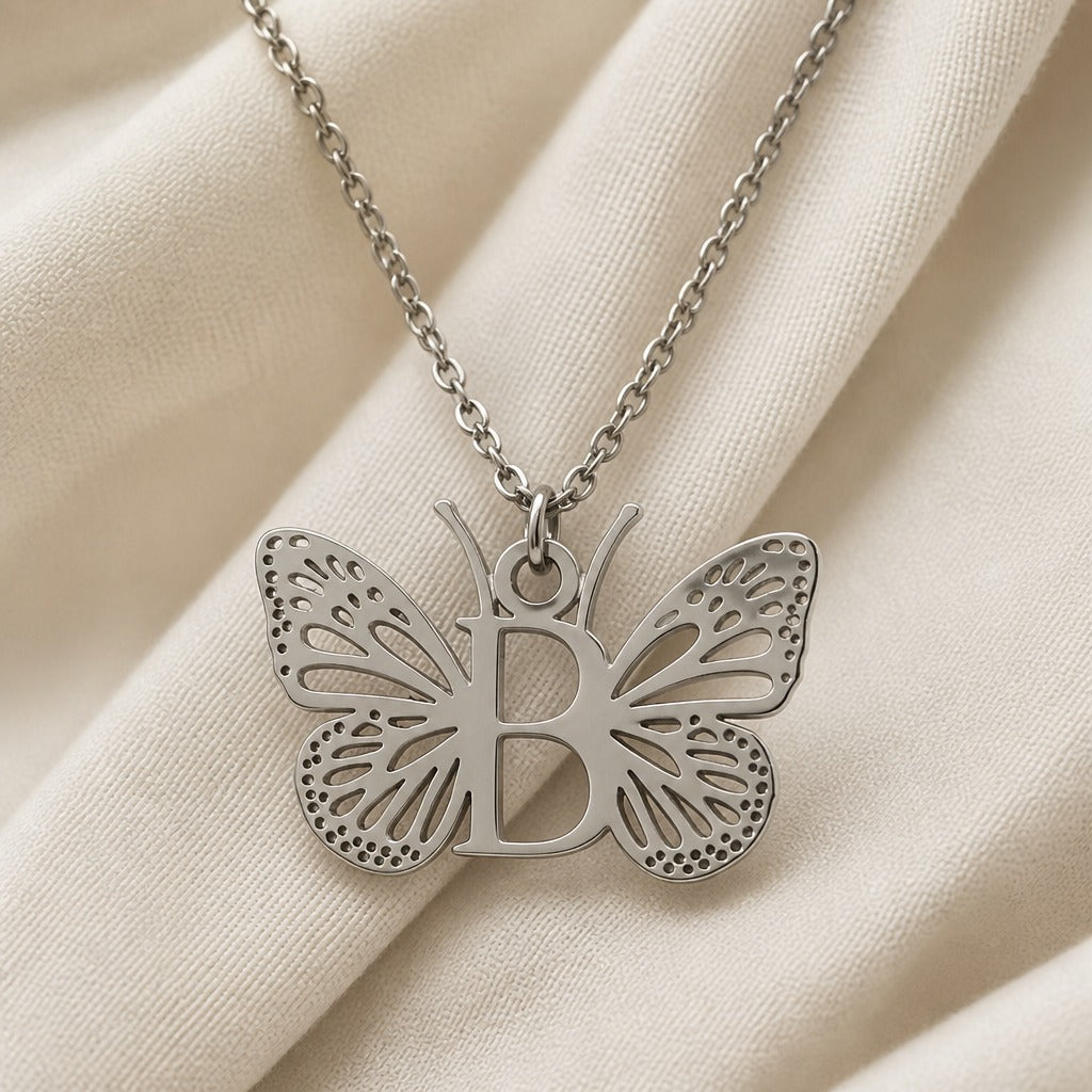 Pendentif en Lettre Initiale Papillon