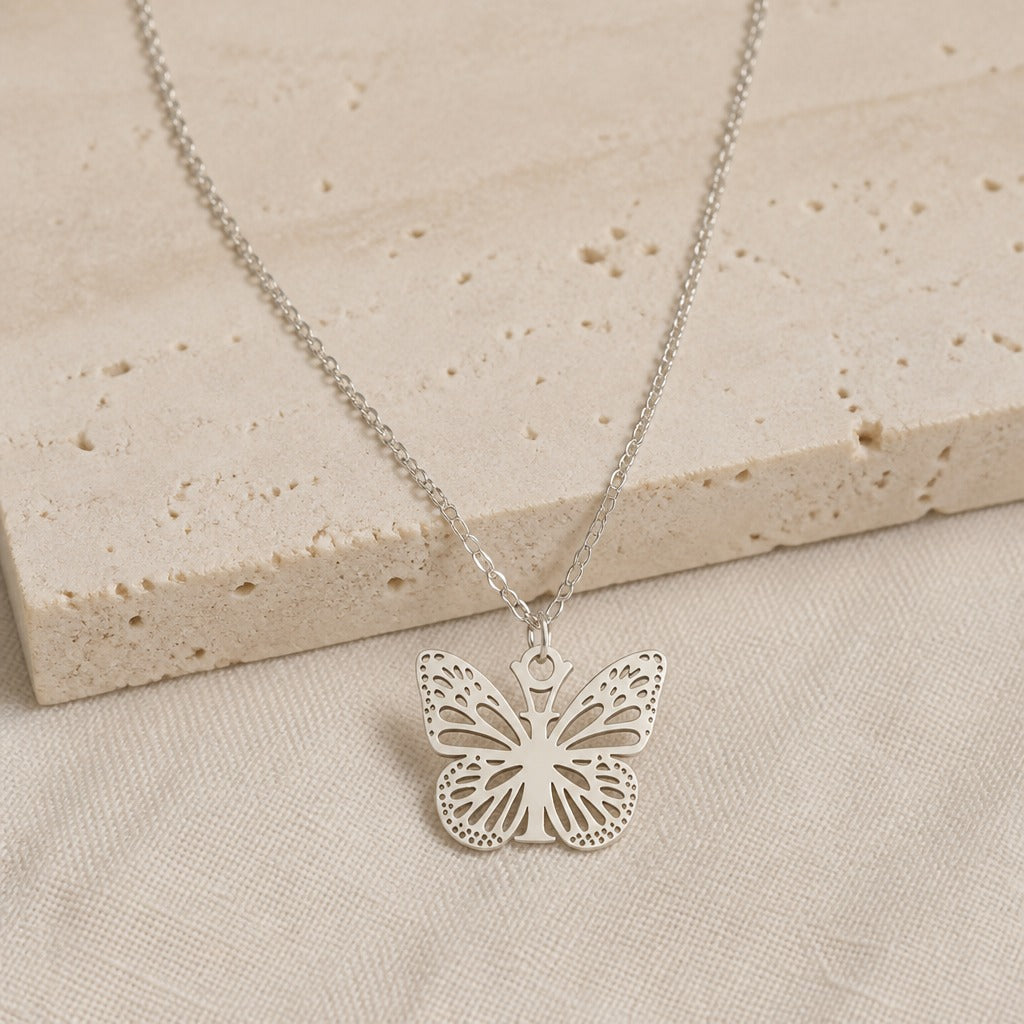 Pendentif en Lettre Initiale Papillon