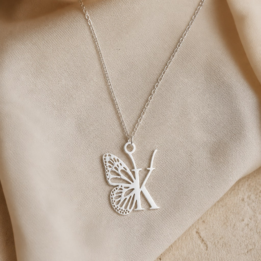 Pendentif en Lettre Initiale Papillon