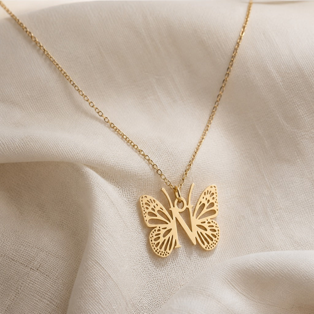Pendentif en Lettre Initiale Papillon