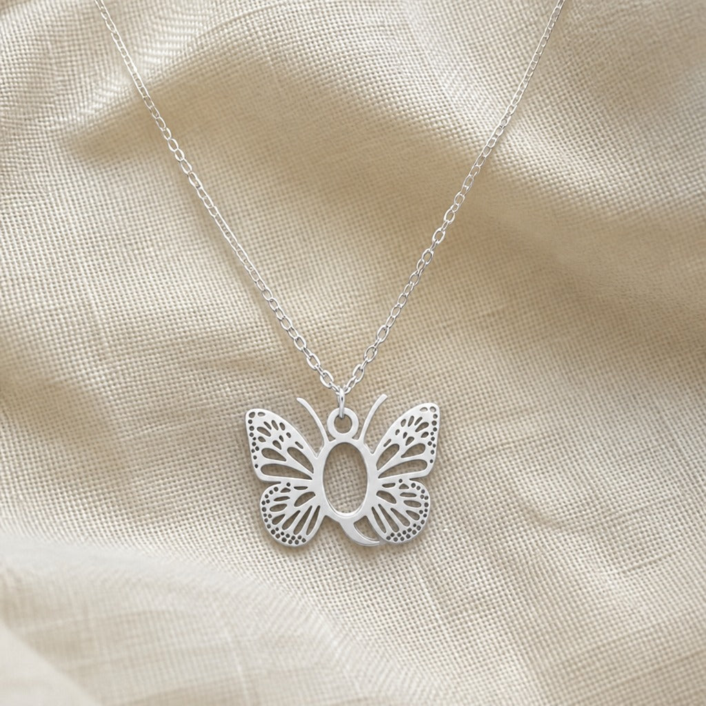 Pendentif en Lettre Initiale Papillon
