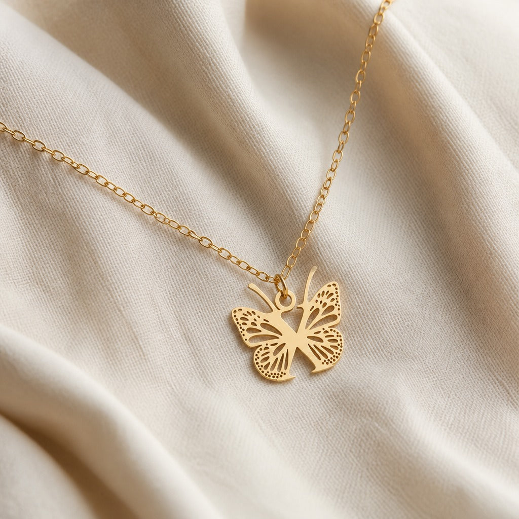 Pendentif en Lettre Initiale Papillon