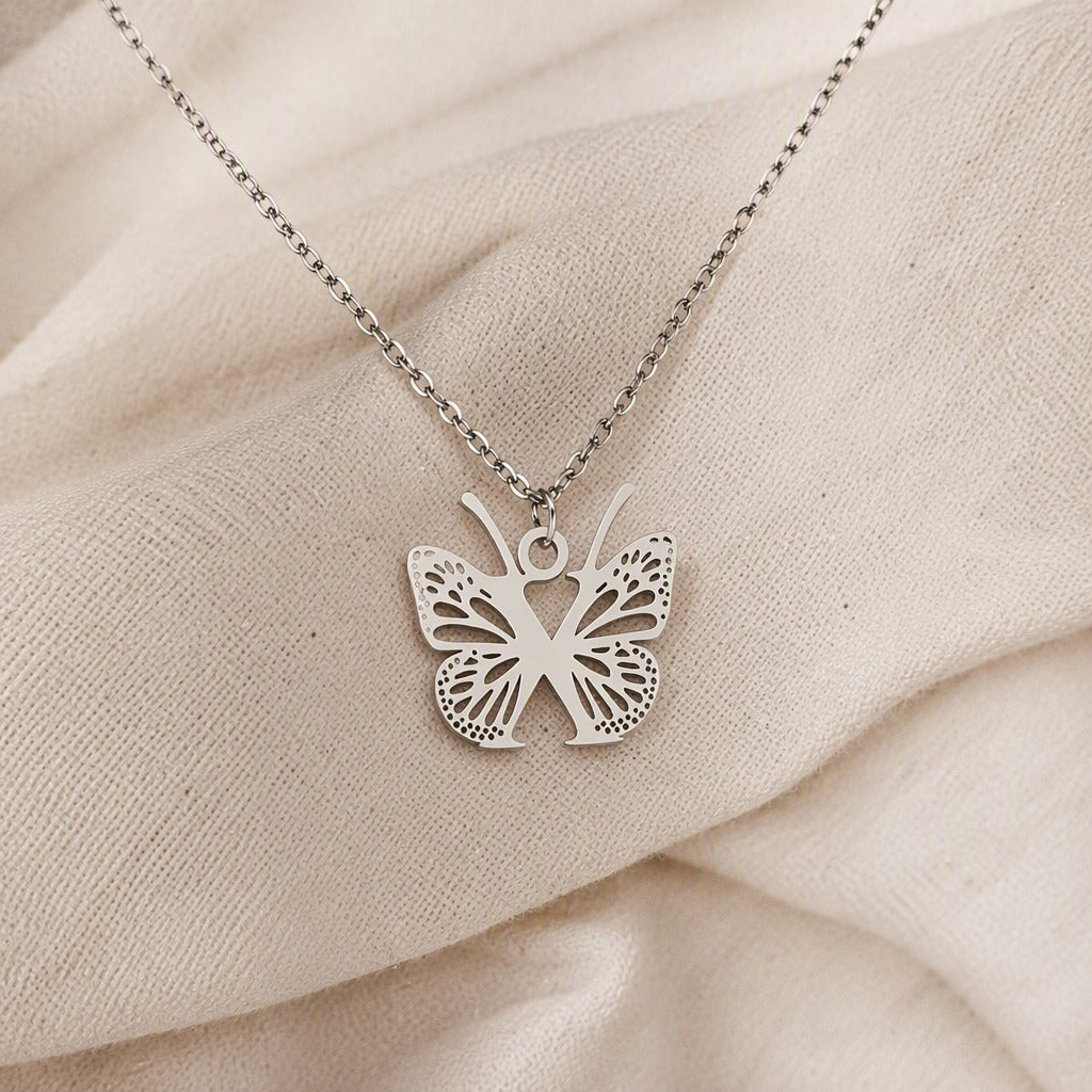 Pendentif en Lettre Initiale Papillon
