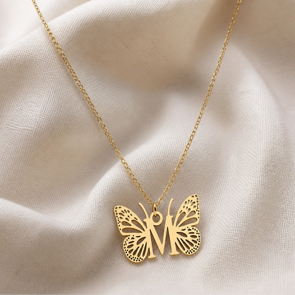 Pendentif en Lettre Initiale Papillon