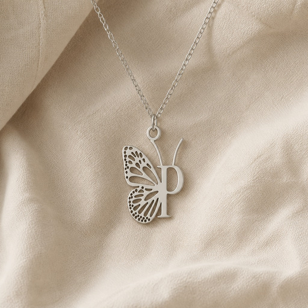 Pendentif en Lettre Initiale Papillon