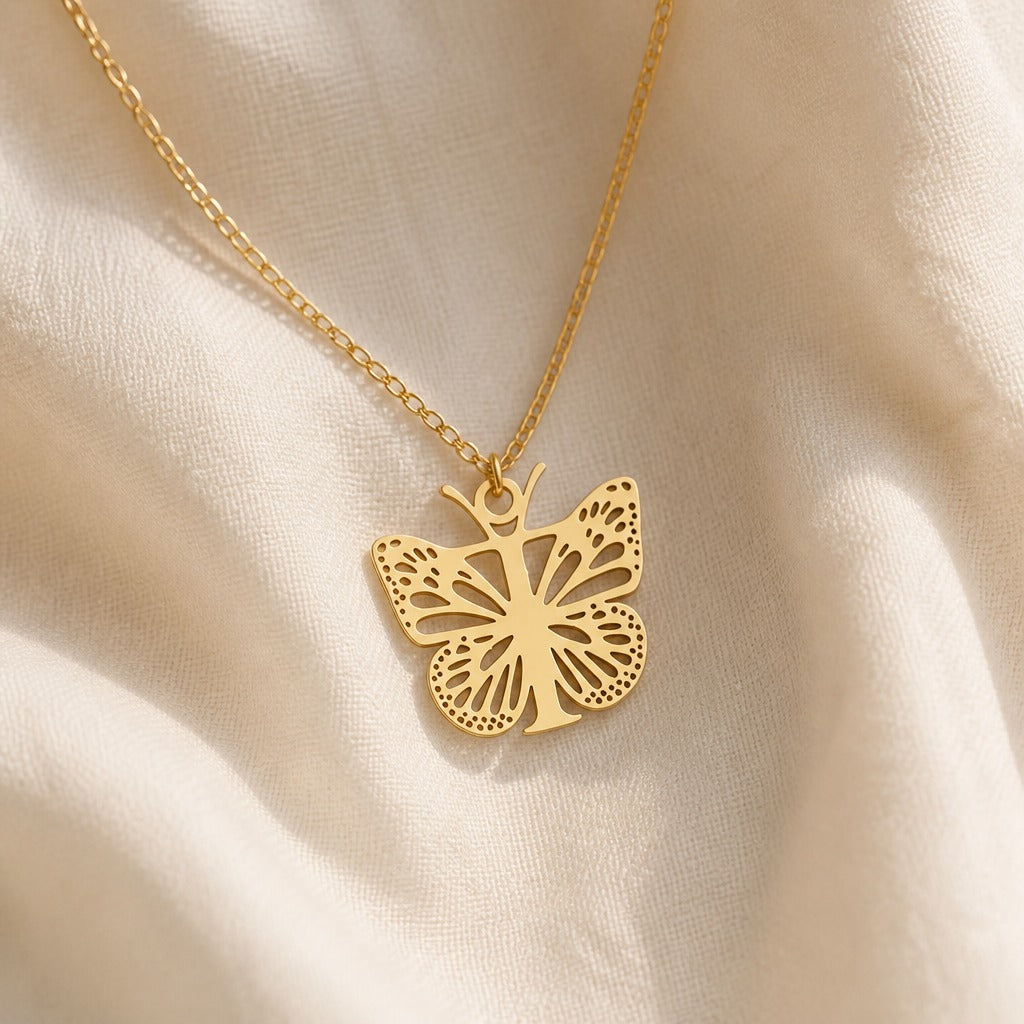 Pendentif en Lettre Initiale Papillon