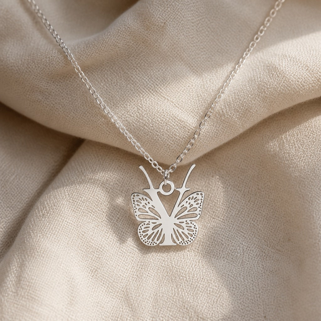 Pendentif en Lettre Initiale Papillon