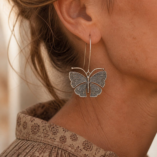 Boucles d'oreilles créoles en forme de papillon sculpté à la main