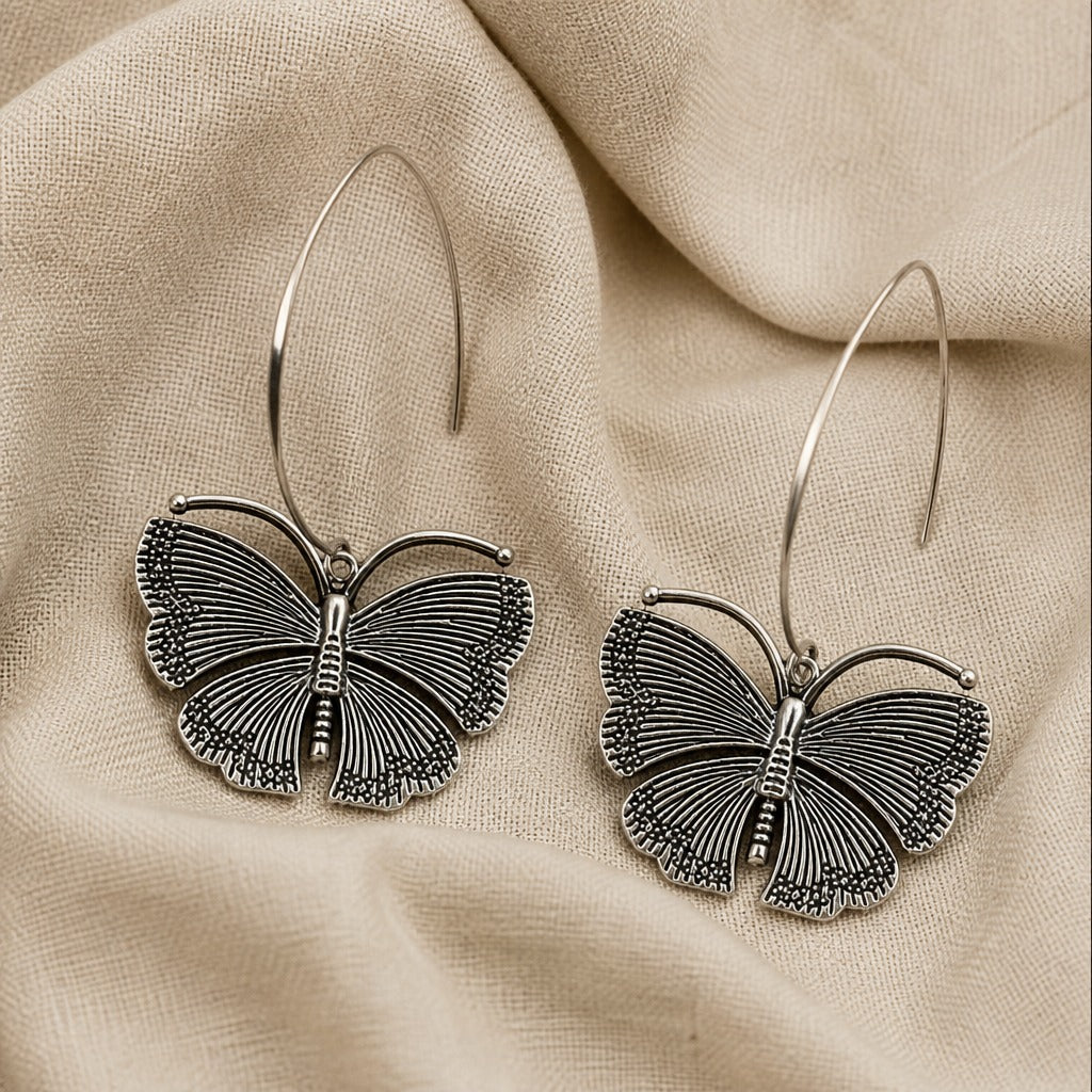 Boucles d'oreilles créoles en forme de papillon sculpté à la main